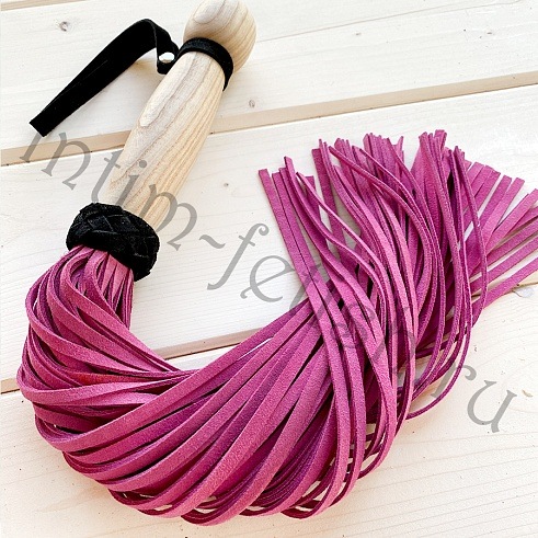Эксклюзивная розовая замшевая плётка-флоггер с деревянной ручкой, "Фетиш"