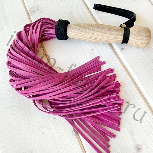 Эксклюзивная розовая замшевая плётка-флоггер с деревянной ручкой, "Фетиш"